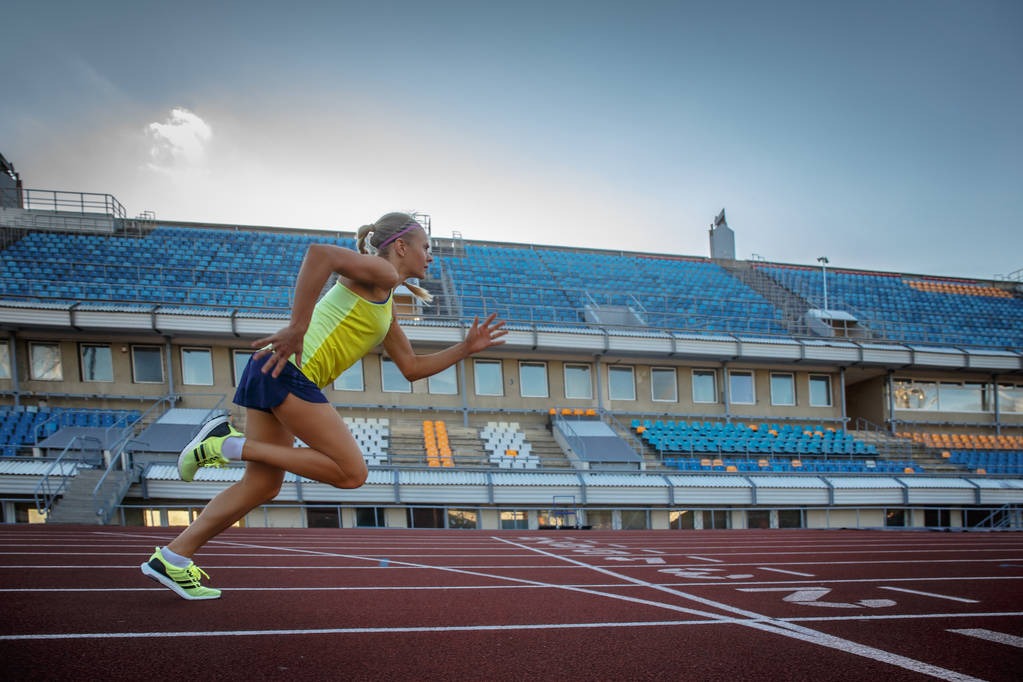 为什么跑垒员在冲向每一个垒包时都必须用脚用力蹬踏以保证不离垒